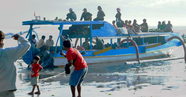 barca publică lentă la Sanur