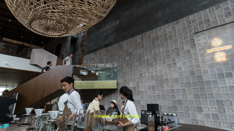 Barista Starbucks Reserve Bar