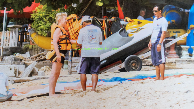 Preparation To Fly With Parasailing Sanur Bali