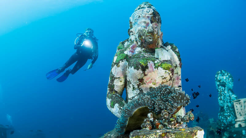 Diving Underwater Buda Statue and manta rays in Nusa Penida