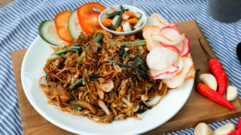 Delicious Mie Goreng and with prawn crackers