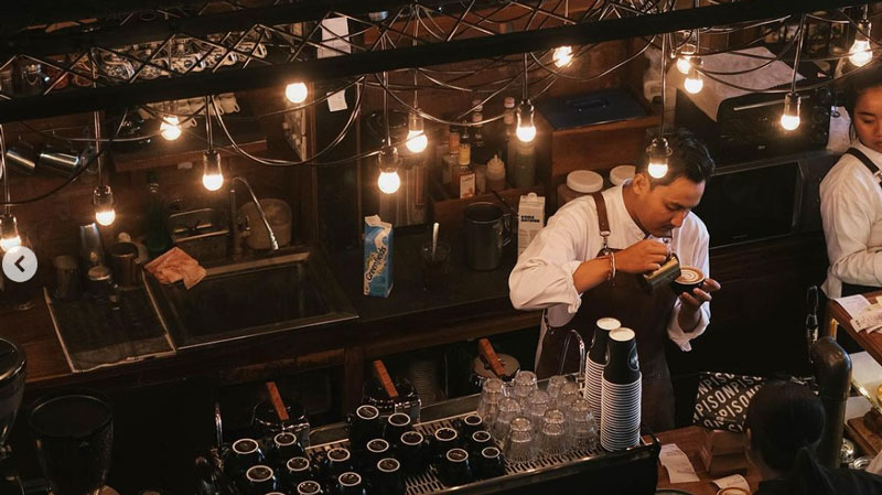 Barista carefully preparing coffee at Pison Coffee Petitenget Seminyak.