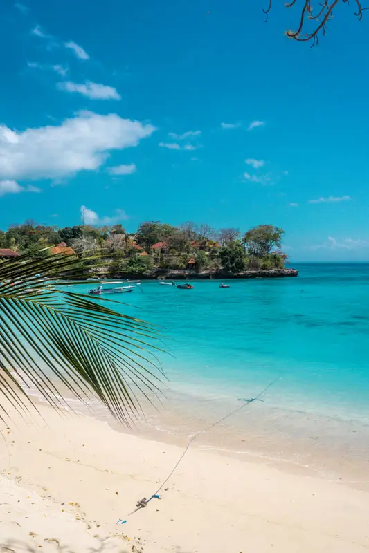Mushroom Bay beach in Nusa Lembongan with turquoise water and anchored boats
