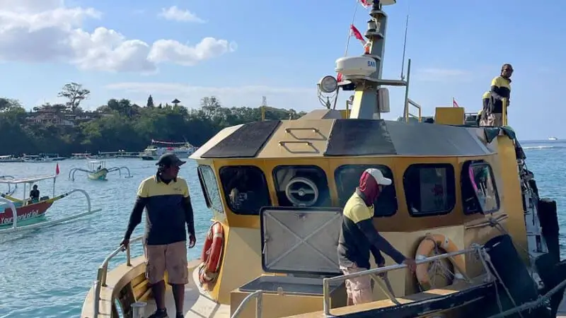 Crew tying ropes during docking at the pier