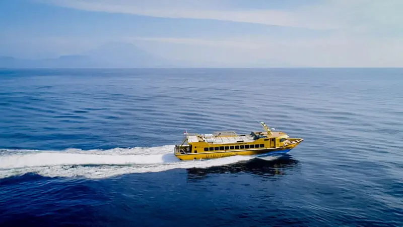 Golden Queen fast boat cruising on the Padang Bai–Gili route