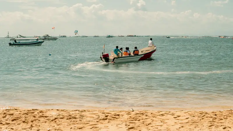 Speedboat pickup at the Tanjung Benoa watersports area