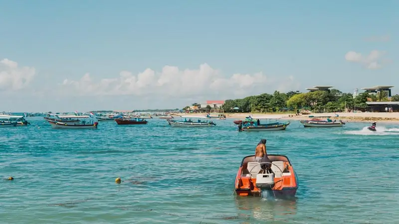 Boats along the Tanjung Benoa coastline near Nusa Dua