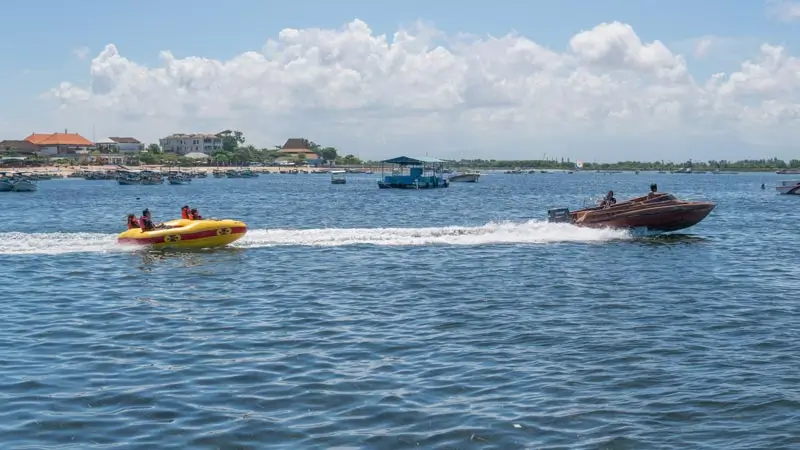 Rolling Donut Tanjung Benoa towed by speedboat