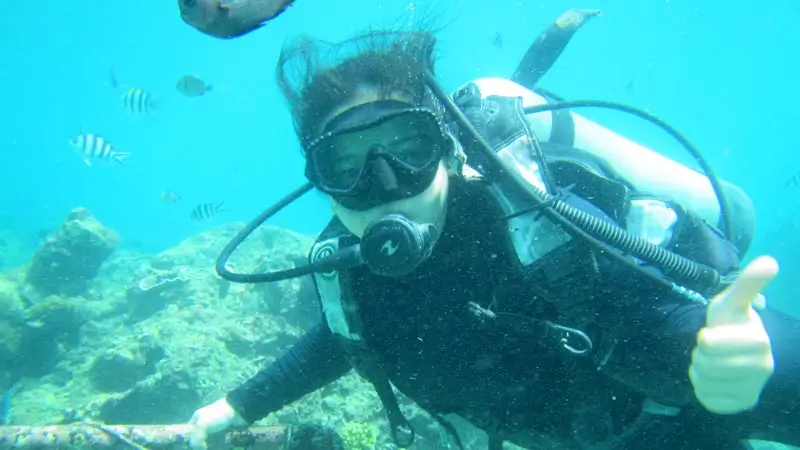 Intro scuba diver giving a thumbs up underwater in Tanjung Benoa
