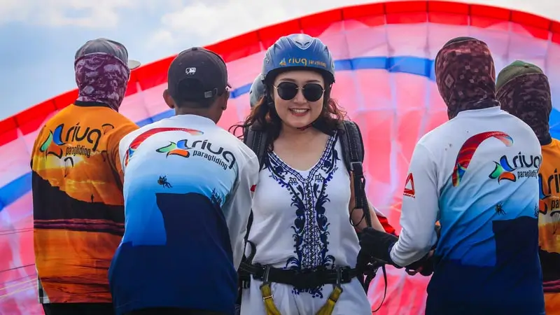 Harness briefing before tandem paragliding at Riug, Sawangan