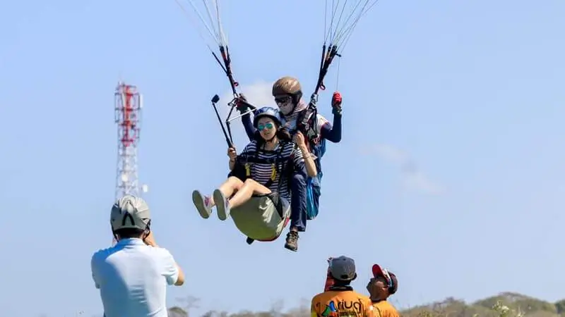 Tandem landing approach at Sawangan (wind-dependent)