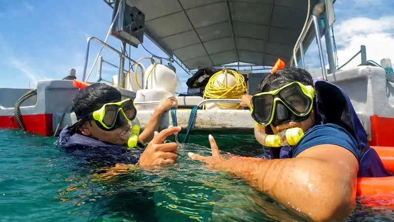 Snorkeling participants near the boat in Tanjung Benoa