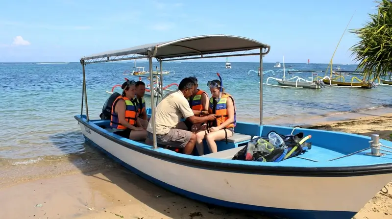 Guests boarding a boat for coastal Sanur snorkeling