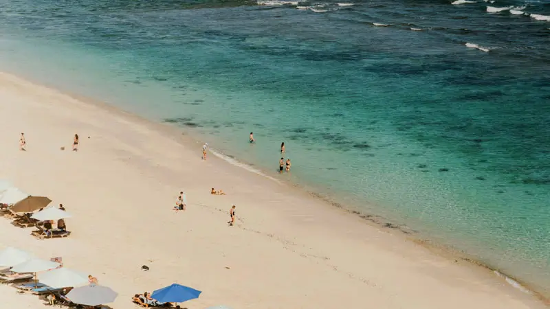 Clear water and white sand at Thomas Beach in Uluwatu