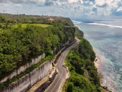 Coastal road above cliffs and ocean in Uluwatu
